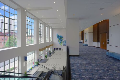 DoubleTree by Hilton Hotel Cedar Rapids Convention Complex, Забронировать Отель Сидар-Рапидс Айова, рядом с Paramount Theatre
