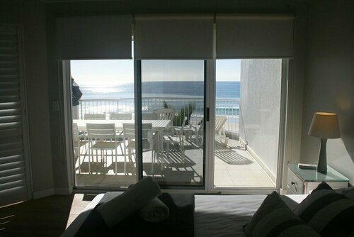 Surfers Horizons, Boek Resort  
