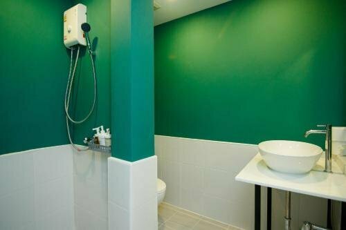 Folk Poshtel Asok, Забронировать Отель Отели Бангкока с парковкой, рядом с Станция метро Sukhumvit, Парковка