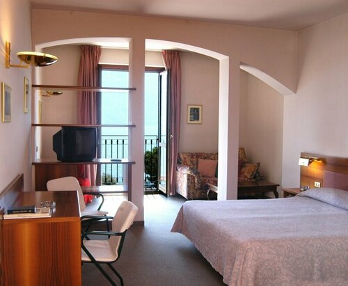 Albergo Moderno, Забронировать Отель Отели в центре Ловере, в центре, Парковка, Завтраки