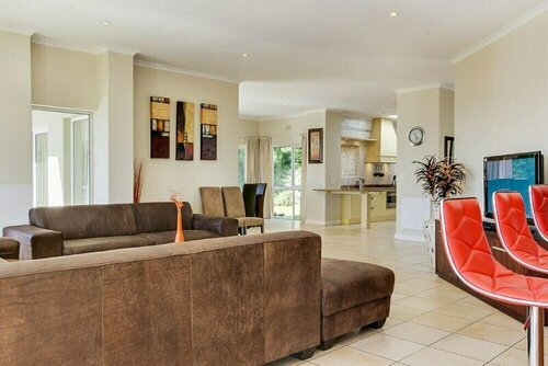 Spacious Family Home With sea Views Private Pool and Garden 100 Geneva, Забронировать Отель Отели Cape Peninsula с парковкой, Парковка