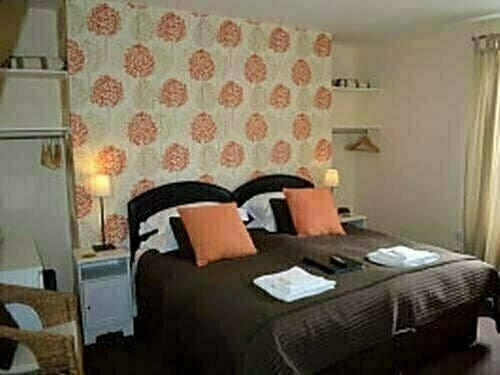 The Red Lion, Book Hotel  