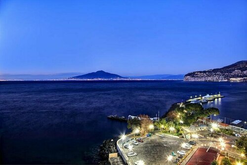 La Musica Elegant 3 Bedrooms Apartment With Sea Views in the Heart of Sorrento, Book Lejlighed Napoli Campania