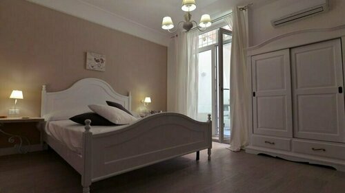 Relais Chiaia, Забронировать Отель «постель и завтрак» Кьяйя Неаполь, рядом с Bourbon Tunnel