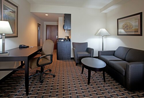 Holiday Inn Express Hotel & Suites Hope Mills-Fayetteville Airport by IHG, Забронировать Отель Фаеттевилле Северная Каролина