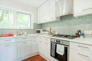 Modern 2 Bedroom Apartment in Stockwell, Забронировать Апартаменты/квартира Ламбет Лондон, рядом с Oasis Go-Kart Track