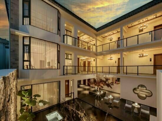 Nayinian Hotel