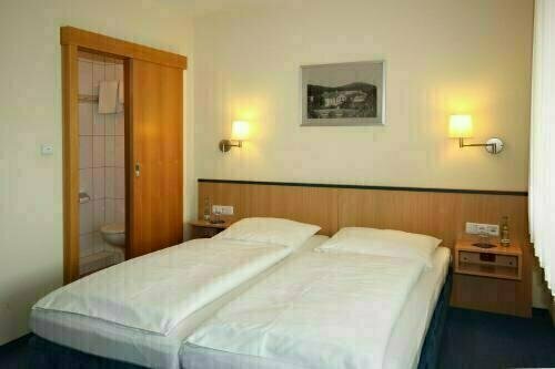 Hotel garni Zum Drosten, Забронировать Отель Бальфе Зауэрланд, рядом с Бальвская пещера