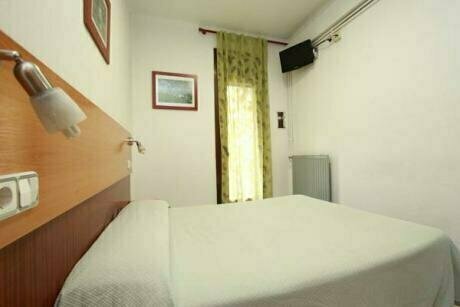 Hostal Ballestero Barcelona, Забронировать Отель Ноу-Баррис Барселона, рядом с Ла Сагрера – Меридиана