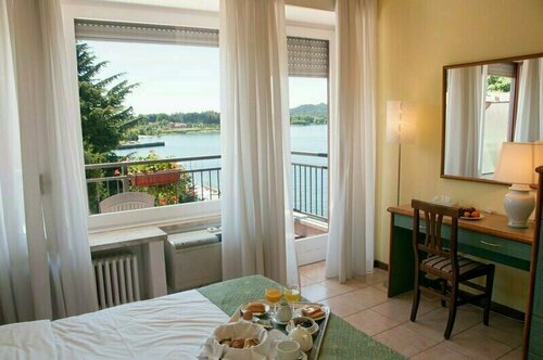 Hotel Europa, Забронировать Отель Отели Испра с парковкой, Парковка