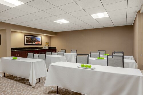 Holiday Inn La Mirada Buena Park by IHG, Забронировать Отель Буэна-Парк Disneyland California