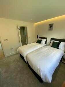 Amazing 2 Bed Flat with Parking