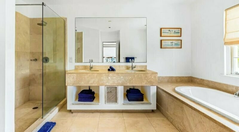 Bright 3 BR Villa with Pool