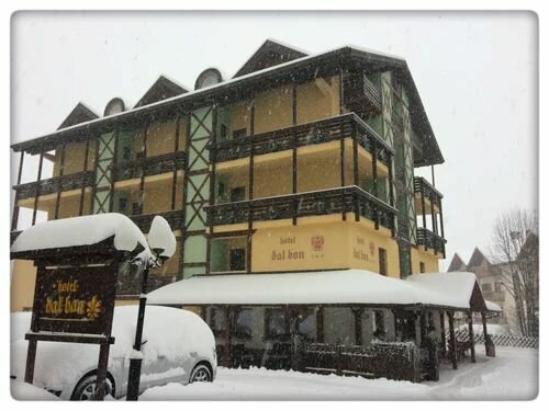 Hotel Dal Bon, Забронировать Отель Отели Андало с парковкой, рядом с Кресельный подъёмник Риндоле-Дос де Лава (нижняя станция), Парковка