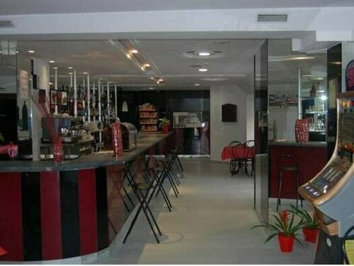 Hclub. Castelldefels, Забронировать Отель Кастельдефельс Baix Llobregat, рядом с Британская школа Барселоны