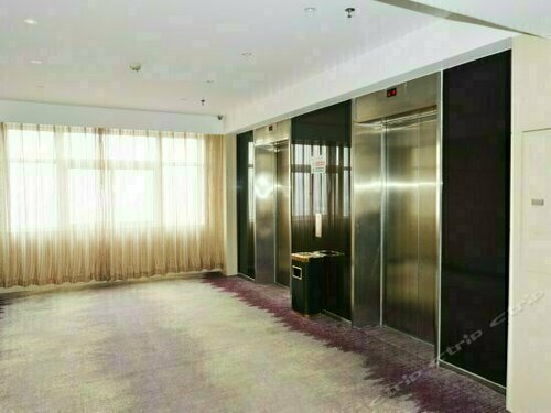 Hai Tian Holiday Inn, Rezerwuj Hotel Hotele w Erqi District z parkingiem, Parking