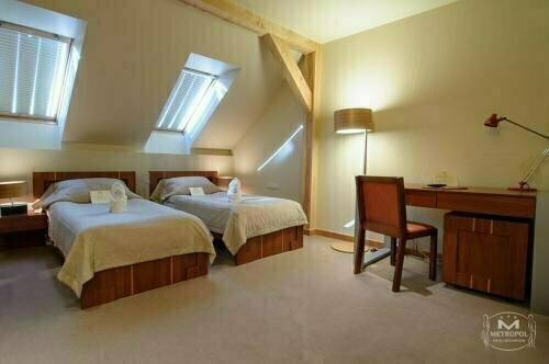 Metropol, Boek Hotel Srem 