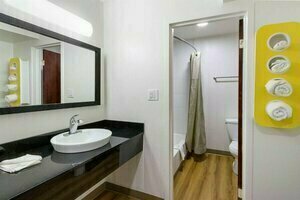 Super 8 by Wyndham Sidney