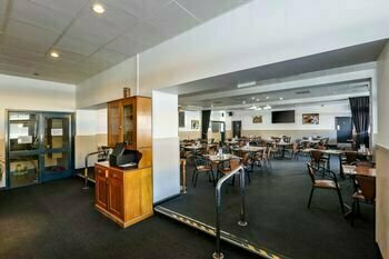 The Union Club Hotel, Book Hotel Colac Victoria, near Colac Botanic Gardens
