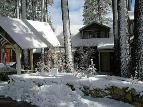 Cozy Hollow Lodge, Book Hotel Hoteller i Big Bear Lake med parkering, Parkering