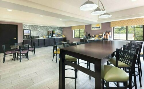 Days Inn & Suites by Wyndham Union City, Buchen Sie Hotel Union City Georgia
