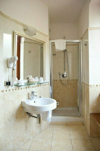 Arco Di Travertino, Rezervați Hotel Hoteluri în Lazio cu parcare, Parcare