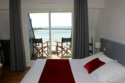 Le Poisson dAvril, Réserver Hôtel Hôtels à Bretagne avec parking, Parking