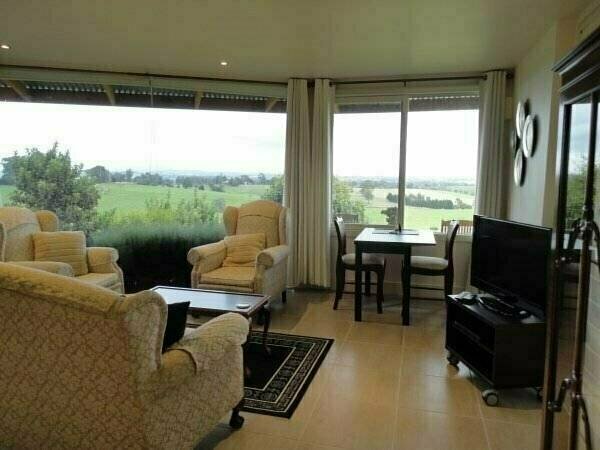 Outlook Hill Vineyard Cottages & Suites