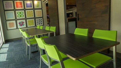 Holiday Inn Express & Suites Miami Airport East by IHG, Забронировать Отель Дорел Майами-Бич
