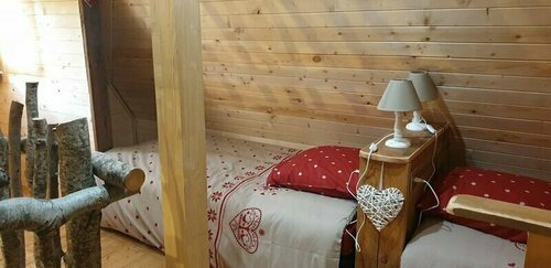 Les Cabanes Enchantées, Book Hotel Hoteller i Rhône-Alps med parkering, Parkering