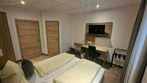 Schwarzer Adler Weingut, Book Hotel Hoteller i Steigerwald med parkering, Parkering