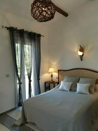 Chambre dHôtes - Villa La Licorne, Book Hotel La Corniche - Stade Vélodrome Carros