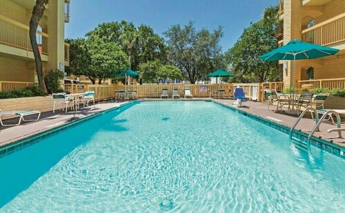 Super 8 by Wyndham San Antonio Near SeaWorld Ingram Park, Book Hotel Hoteller i Bexar County med pool, Swimmingpool