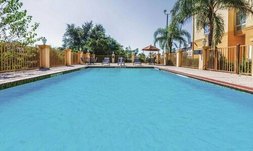 La Quinta Inn & Suites by Wyndham Winnie, Boek Hotel Winnie Houston