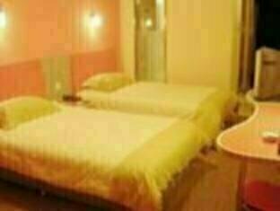 Motel 168 Zhenjiang North Road, Book Motel Hoteller i Qingdao med pool, Swimmingpool
