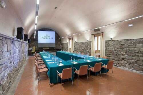Parador de Cardona, Забронировать Отель Отели Кардона с парковкой, рядом с Культурный парк «Соляная Гора», Парковка
