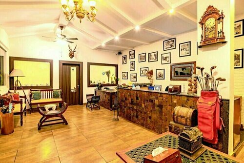 Tea Harvester Munnar, Book Hotel Anachal New Delhi