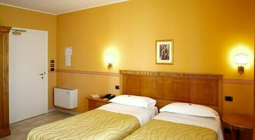 Hotel Ristorante Novecento, Rezervați Hotel Hoteluri în Pegognaga cu parcare, Parcare
