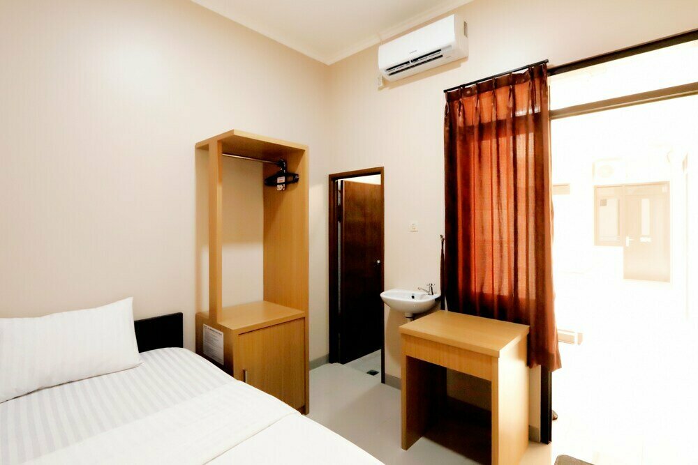 RedDoorz Syariah Near Exit Toll Subang