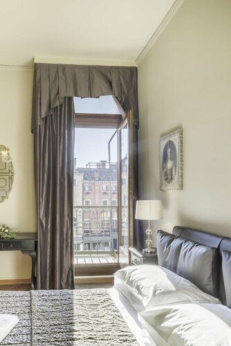 San Marco Deluxe Canal View Balcony - Locz, Забронировать  Венеция Венето, рядом с Вокзал Accademia