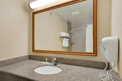 Days Inn by Wyndham Carlsbad, Забронировать Мини-отель Мотели Карлсбад, рядом с Пляж Тамарак, Мотель
