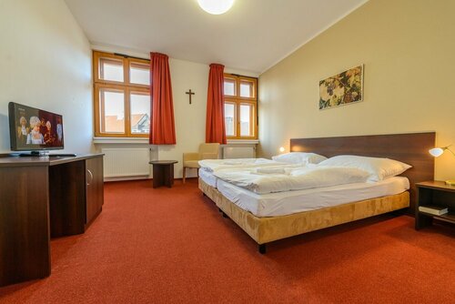 Penzion Panský Dům, Book Hotel Hoteller i Central Bohemia med parkering, Parkering