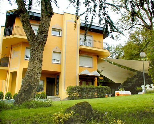 Hotel Esteba, Buchen Sie Hostel Caldes de Malavella Girona