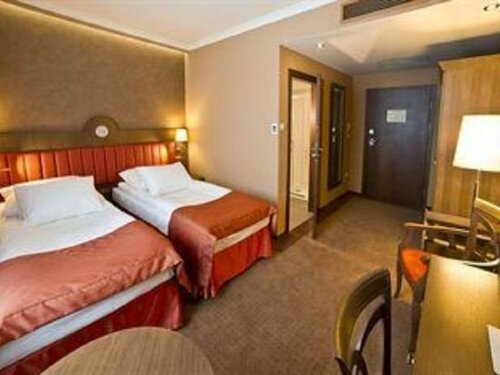 Best Western Grand Hotel, Забронировать Отель Отели Swietokrzyskie Moutains с парковкой, Парковка