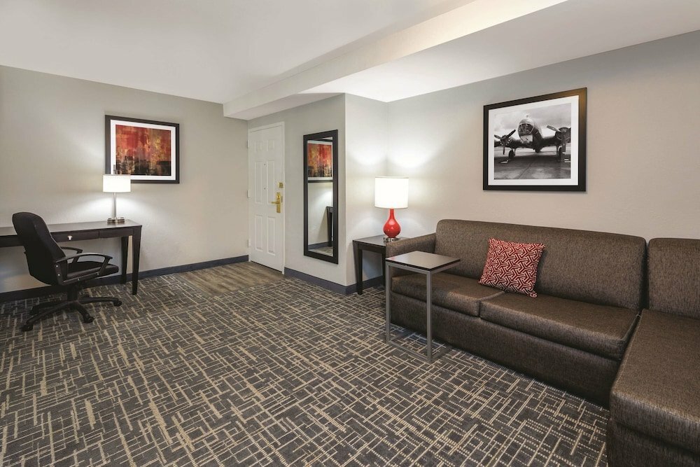 La Quality Inn & Suites by Wyndham Hotel