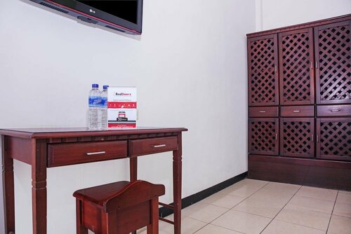 RedDoorz near Pelabuhan Tanjung Perak 2 Surabaya, Book Hotel Surabaya East Java