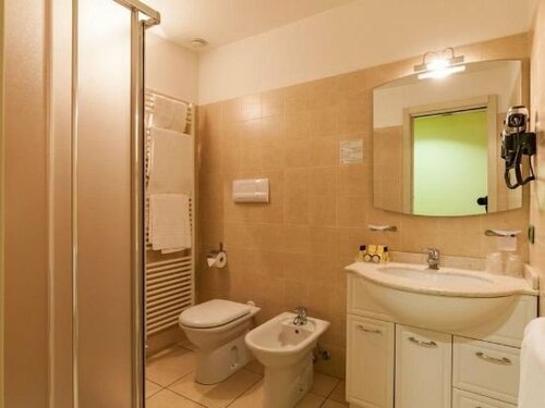 Hotel Lovere Resort & Spa, Забронировать Курортный отель Отели Ловере с бассейном, Бассейн
