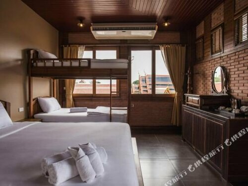 Feung Nakorn Balcony Rooms and Cafe, Забронировать Отель Отели Провинции Бангкока с бассейном, Бассейн