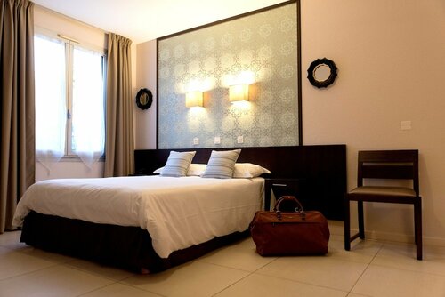 Logis Hostellerie De LAbbaye, Забронировать Отель Отели в центре Ле-Тороне, в центре