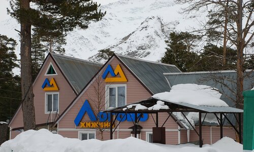 Khizhina Logovo, Забронировать Отель Терскол Приэльбрусье, рядом с Водопад Девичьи косы (Чыранбашей-су)